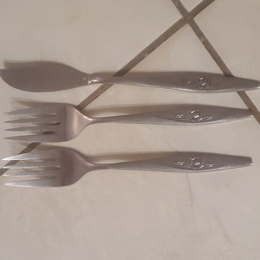 Oneidacraft Deluxe Stainless Vintage 2 forks 1 butte knife